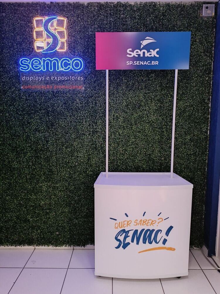 Balcão promocional personalizado Senac — Educação e Capacitação